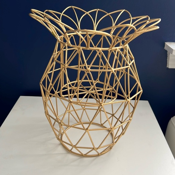 Large Gold Pineapple Metal Plant Holder - Picture 1 of 2